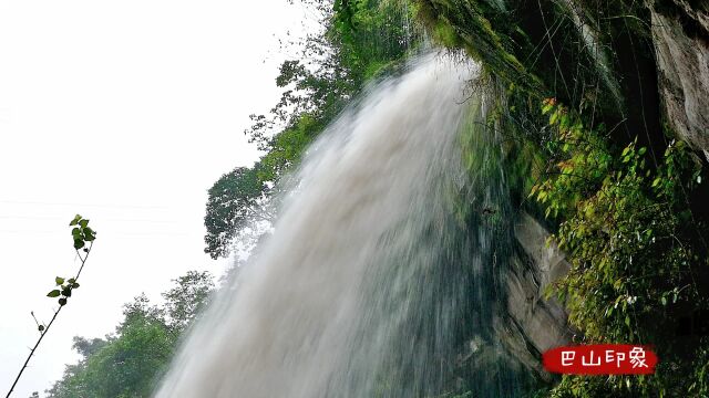 四川达州:夏雨过后,三汇镇重石村彪水岩瀑布,气势如虹,声若雷鸣