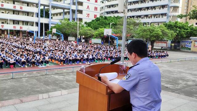 吴川一中初中部交通安全教育专题报告+提高意识 远离性侵 护航青春讲座