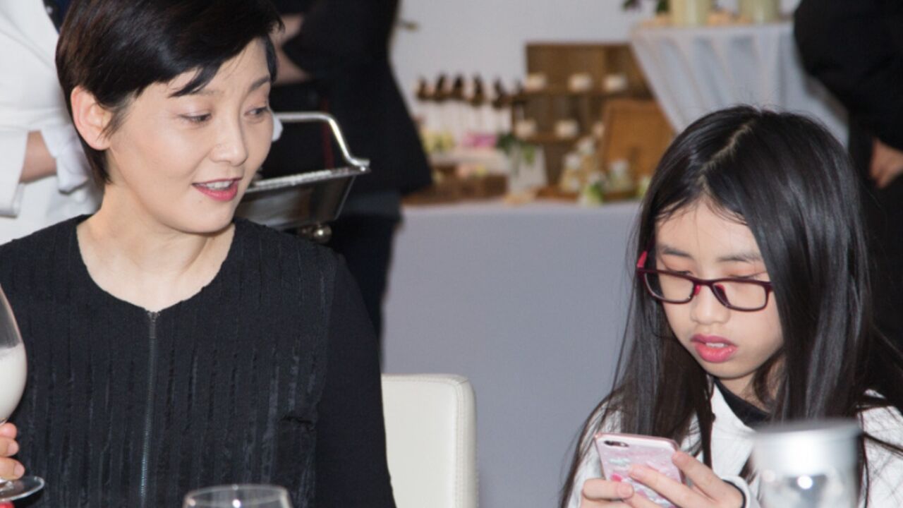 徐帆带女儿外出被拍,17岁徐朵脸瘦腿长变化大,侧颜神似冯小刚