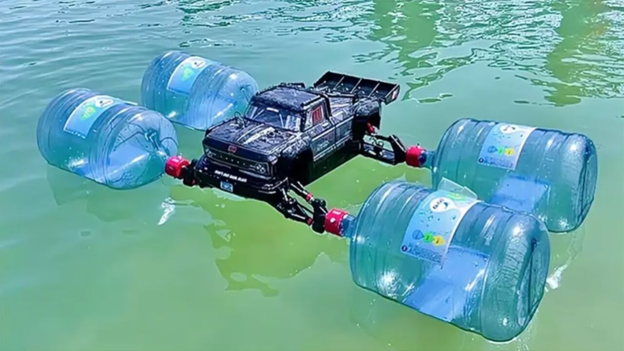 在遥控车上绑四个塑料桶,秒变遥控船,下水后才知道有多么厉害!