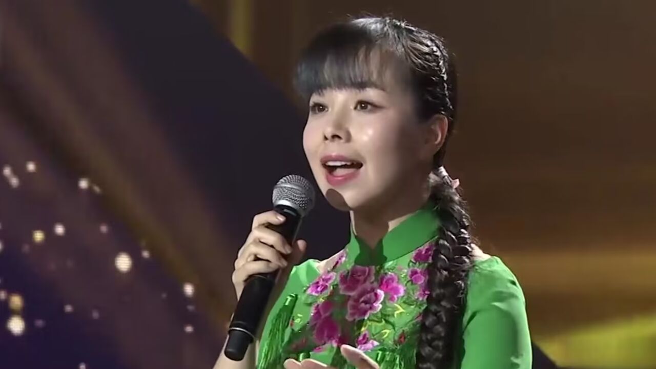 王二妮现场演唱《我的祖国》,歌声清脆嘹亮,甜美悠扬,百听不厌
