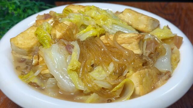 老东北家常菜白菜炖豆腐,汤鲜味美不油腻,白菜豆腐地道的老味道