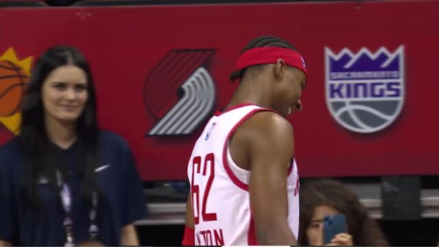 NBA夏季联赛最恶劣犯规!火箭辛顿遭遇断子绝孙脚,美女表情绝了