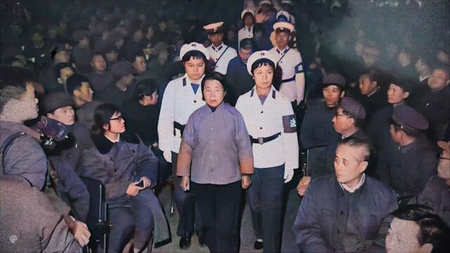 1980年女巨贪王守信被枪决影像,当时号称建国以来最大的贪污犯! #王守信 #建国以来最大的贪污犯 #枪决罪犯