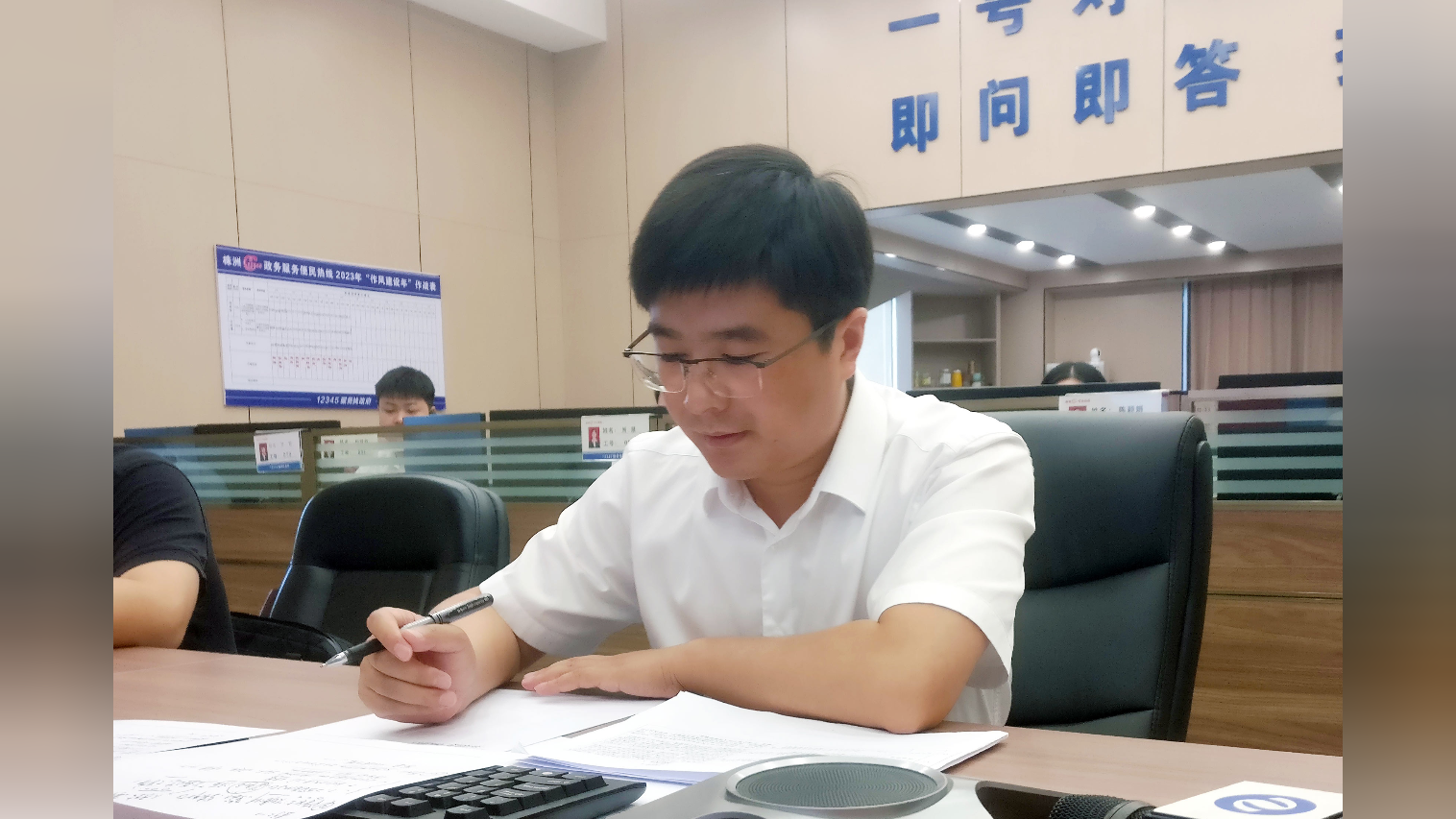 芦淞区委副书记,区长王强接听便民热线