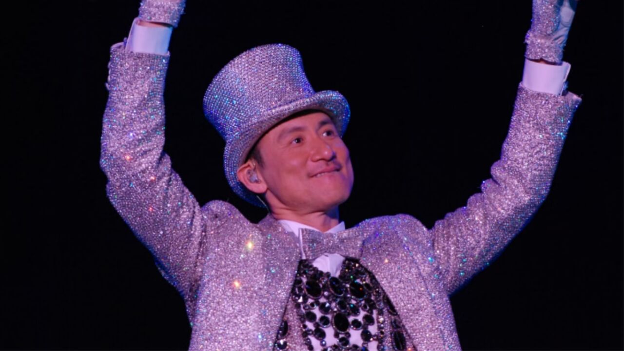 张学友演唱会罕见落泪,声音哽咽情绪激动,九十度鞠躬感谢歌迷