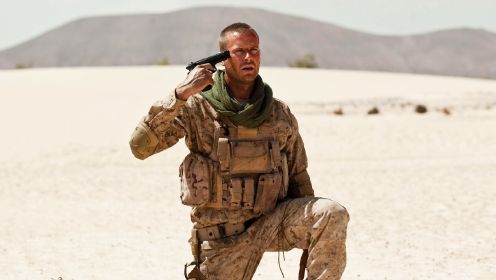 《地雷险区1》狙击手在沙漠踩到了地雷，蹲在原地几十个小时，不敢走一步