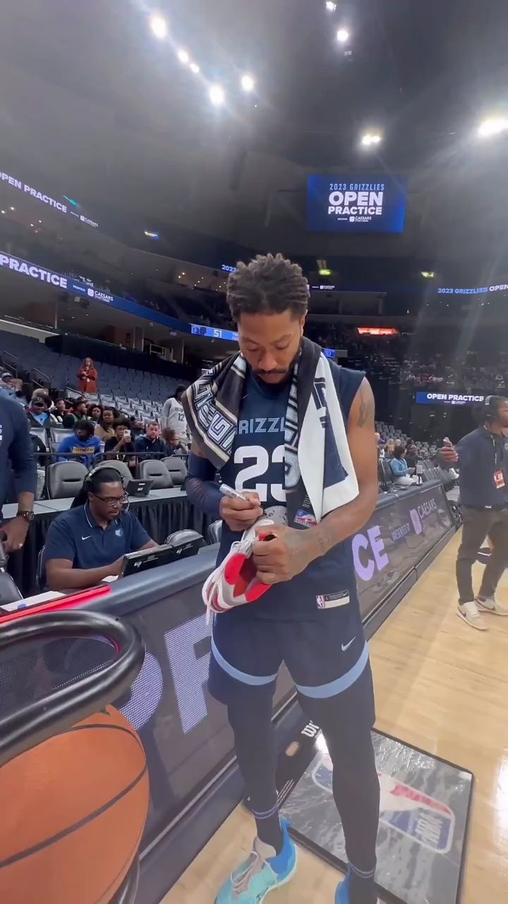 罗斯为球迷送上签名球鞋,谁能拒绝这样的罗斯?