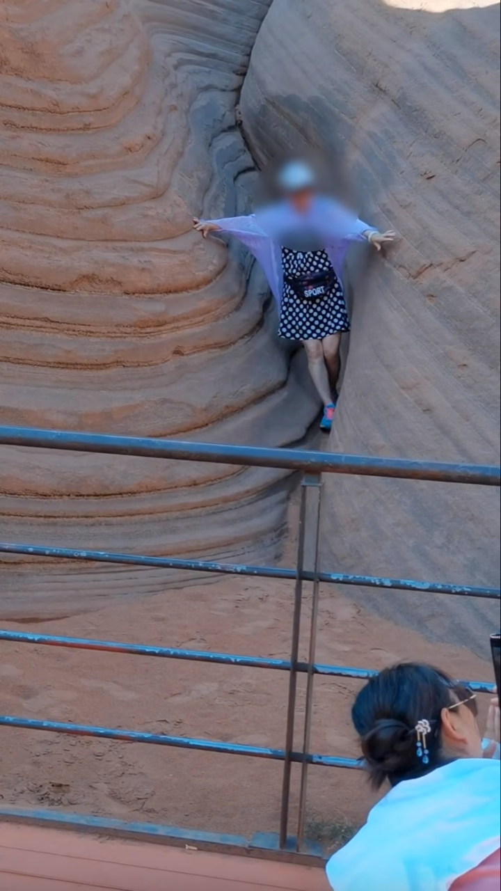 大妈踩在丹霞地貌上疯狂拍照,景区:不允许踩踏,这是不可修复的