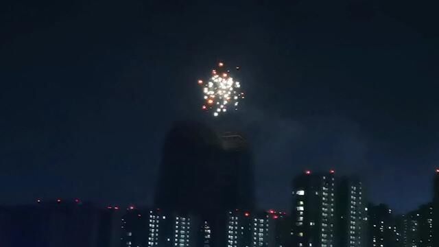 2023.8.10晚某建筑封顶烟花秀了半个小时,正巧看到了 #烟花 #对着烟花许愿 #烟花秀 #烟花盛宴