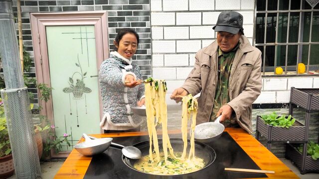 婆婆烧锅儿媳掌厨,做一锅鸡肉烩面,热腾腾的一人吃一瓢真带劲