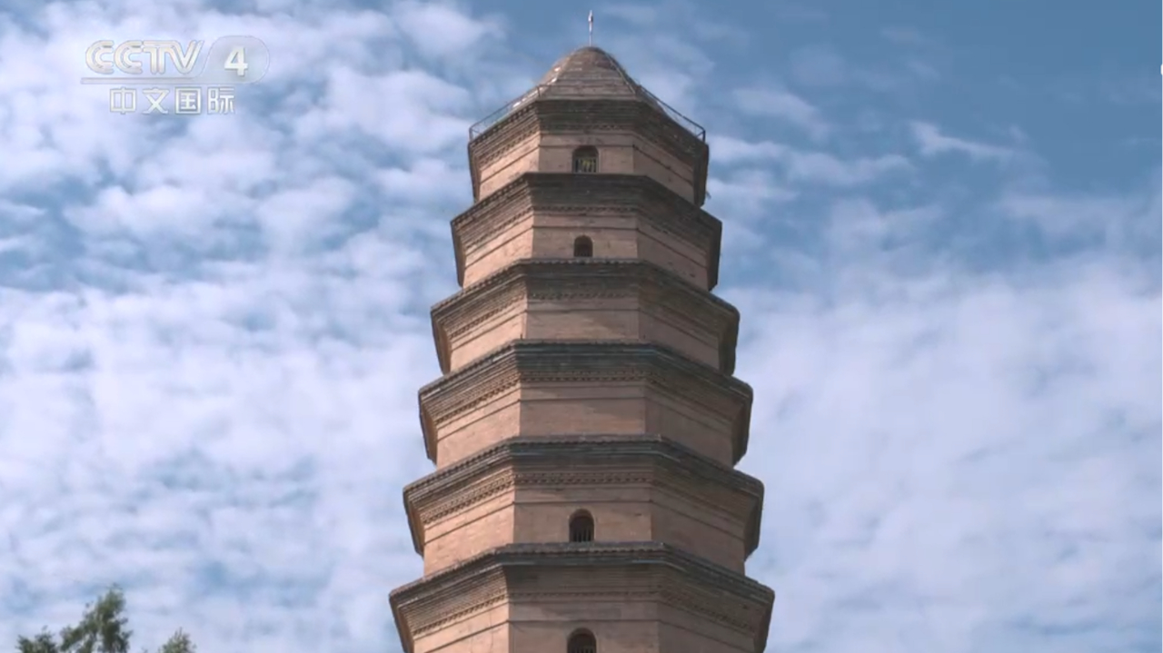 岭山寺塔一直是延安的地标性建筑,我们在宝塔山上看延安