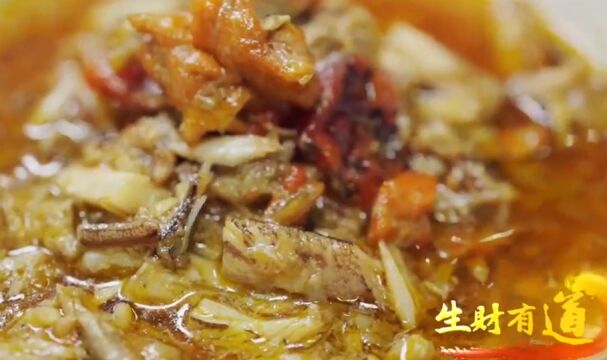 当地特产“蟹黄油”,他经过改良做成“下饭神器”,成功赚到财富