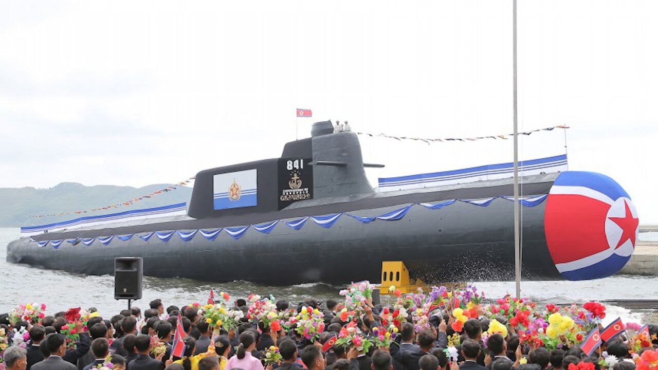 现场画面:朝鲜第一艘战术核攻击潜艇下水 潜艇名为"金君玉英雄"号