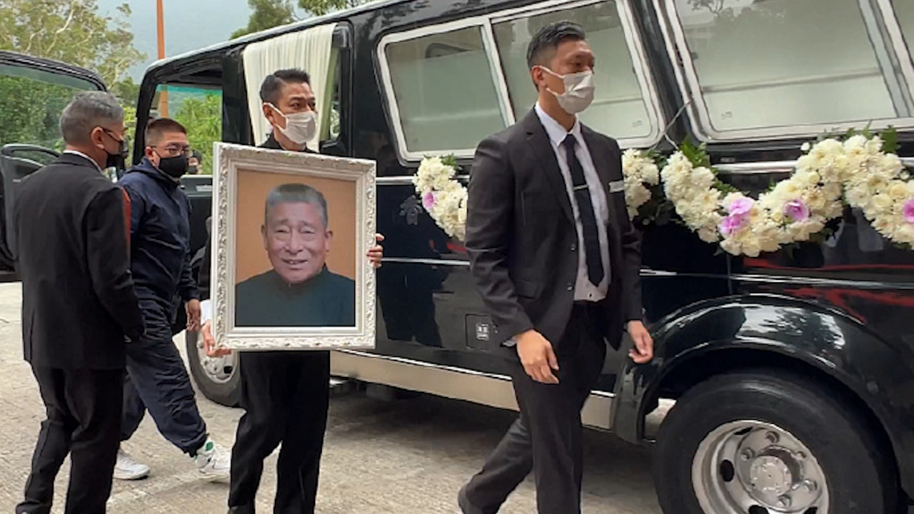 刘德华父亲出殡!他手捧遗照送别最后一程,朱丽倩母女哭成泪人