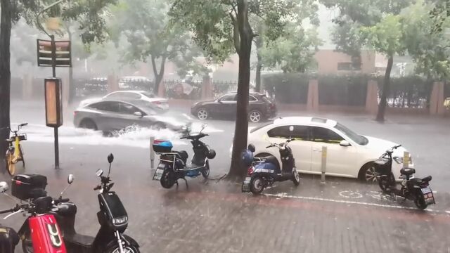 暴雨突袭上海:乌云压顶大雨瓢泼 多路段积水开车如“行船”