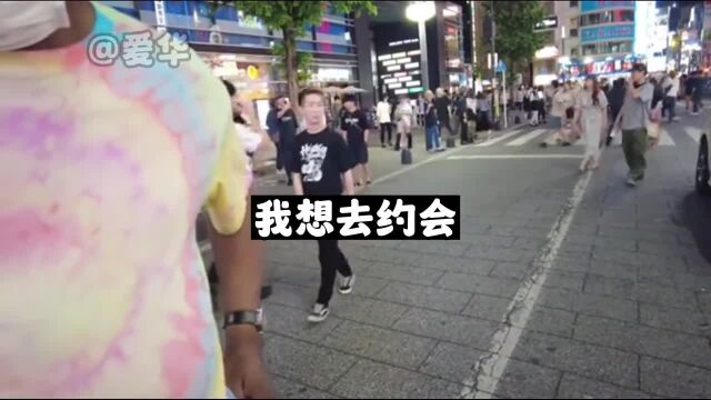 黑人小哥走在日本新宿街头