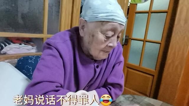 我给老妈家拍的“大卫拖把”,包装袋是黄晓明代言的图片,老妈看见了说是娃子的照片,我们顺势逗老妈#angelababy纽约生图路透