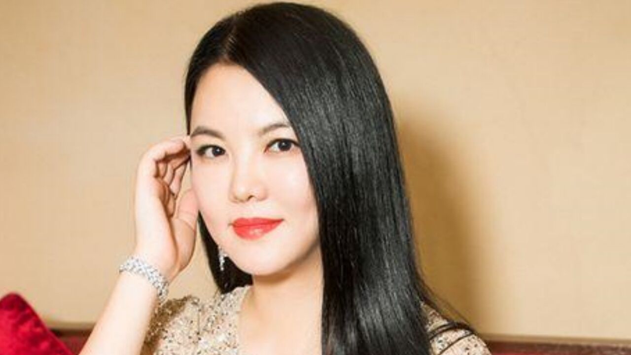 李湘香港寺庙被偶遇,身材发福严重一脸福相,身旁男子身份引猜测