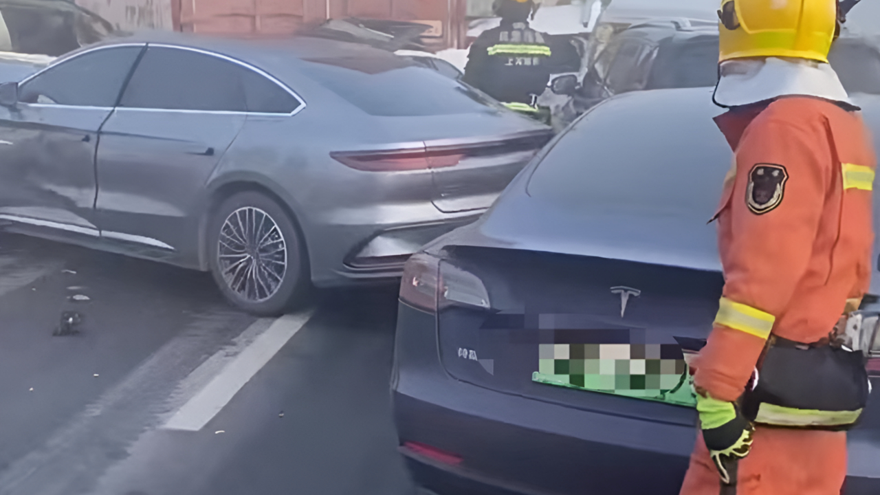 上海警方通报s3沪奉高速发生多起多车碰擦事故因团雾造成无人伤亡