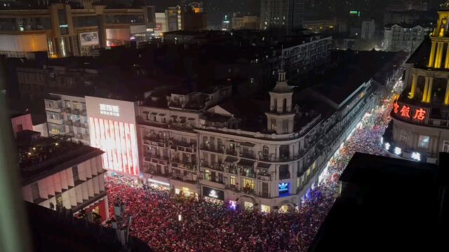 【武汉江汉路跨年】1日凌晨,湖北武汉江汉路,人们相聚在江汉路跨年放飞气球.