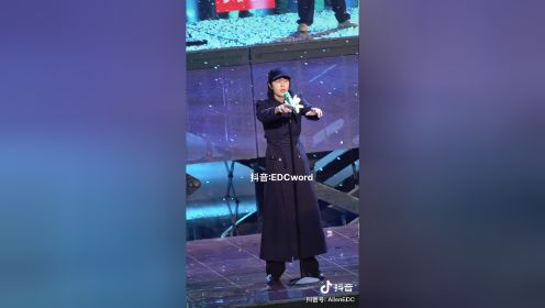 王一博2023湖南卫视跨年晚会《旁观者》首秀，cr:logo。王一博平安喜乐，万事胜意，越来越好👊🏻👊🏻