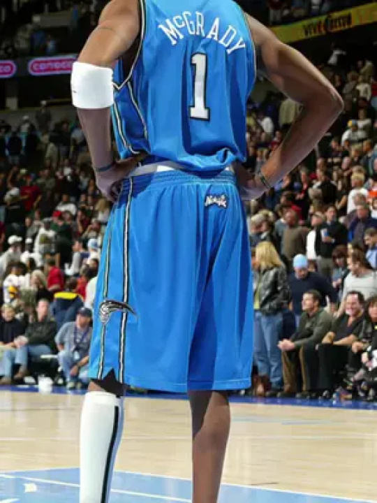 麦迪魔术观战,全场致敬这里曾经的主人,赶快把他那该死的球衣退役了吧