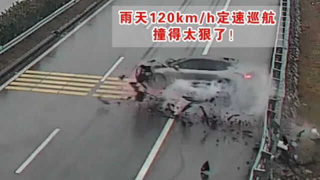 危险!男子雨天驾车开120km/h定速巡航,撞上护栏旋转了两圈