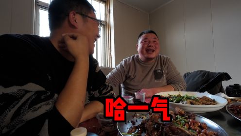 华子和朋友小聚，吃烧鸡啃鹌鹑，6个硬菜，两人怒喝2瓶白酒过瘾