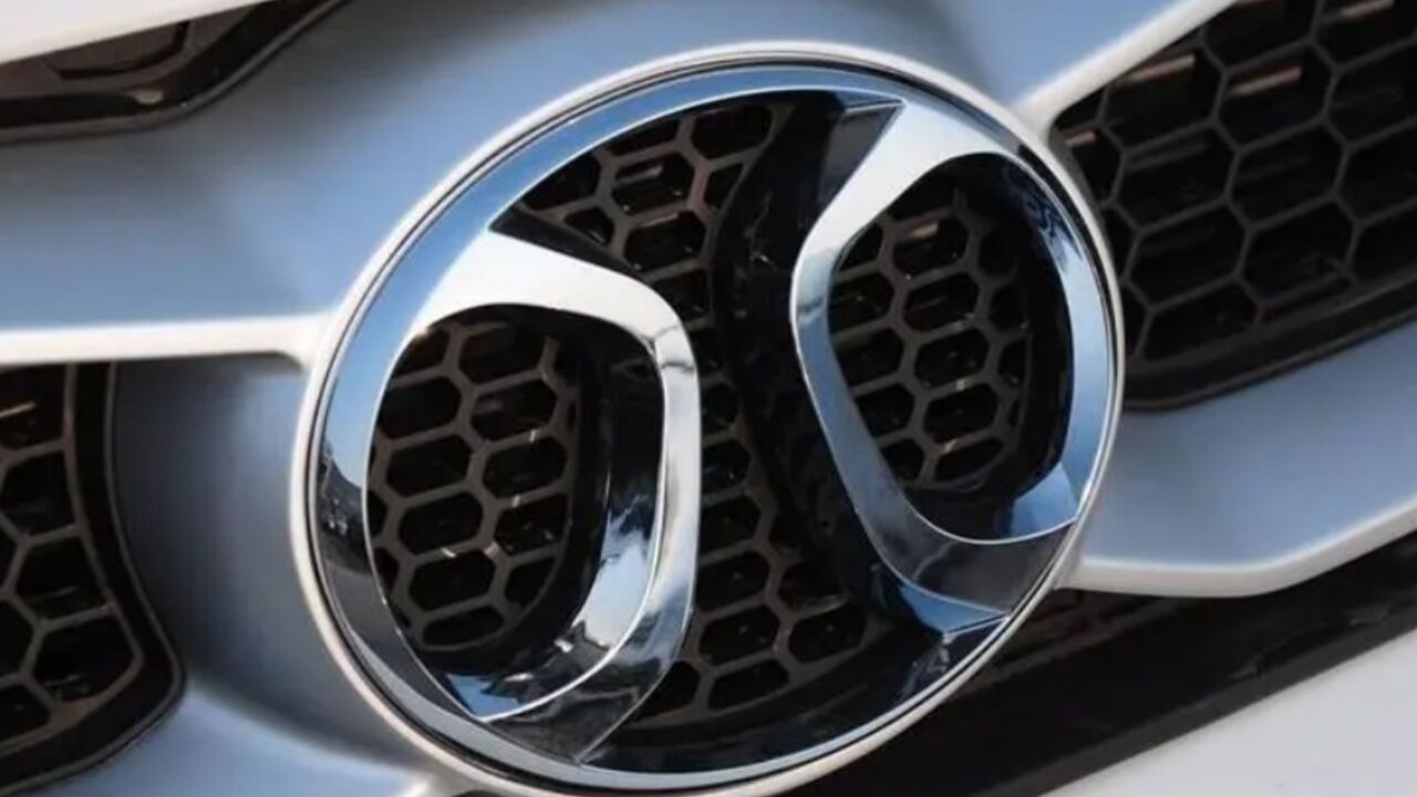 北汽换掉"猪鼻子"车标,新车标大气国际范,网友;审美在线了