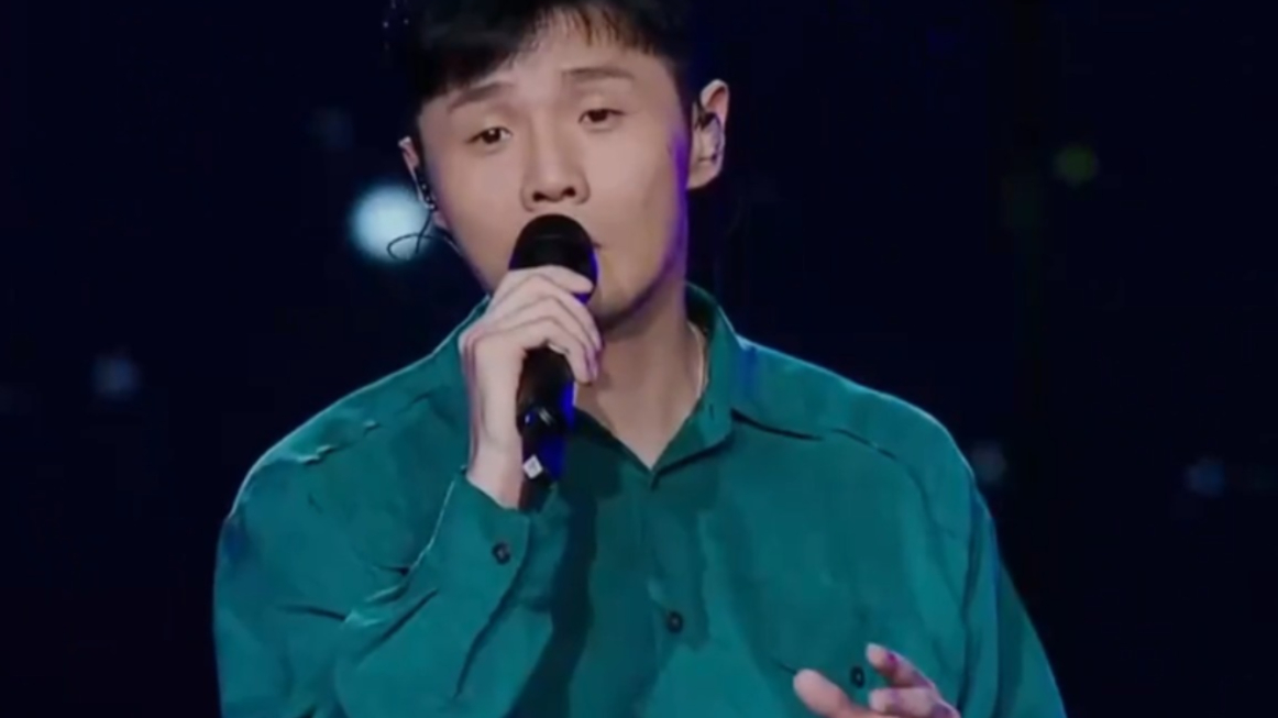 歌曲《慢慢喜欢你》,李荣浩带有一种独特的韵味,让人一听难忘