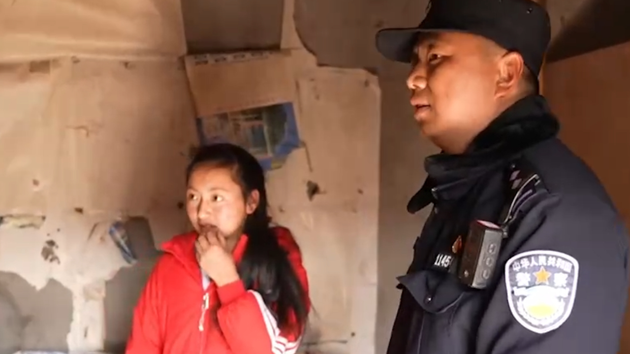 女孩家庭条件不好,跟着舅舅生活,民警王昊一有时间就去探访