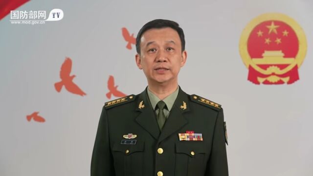 双语海报丨解放军和武警部队代表团新闻发言人中国国防费公开透明合理