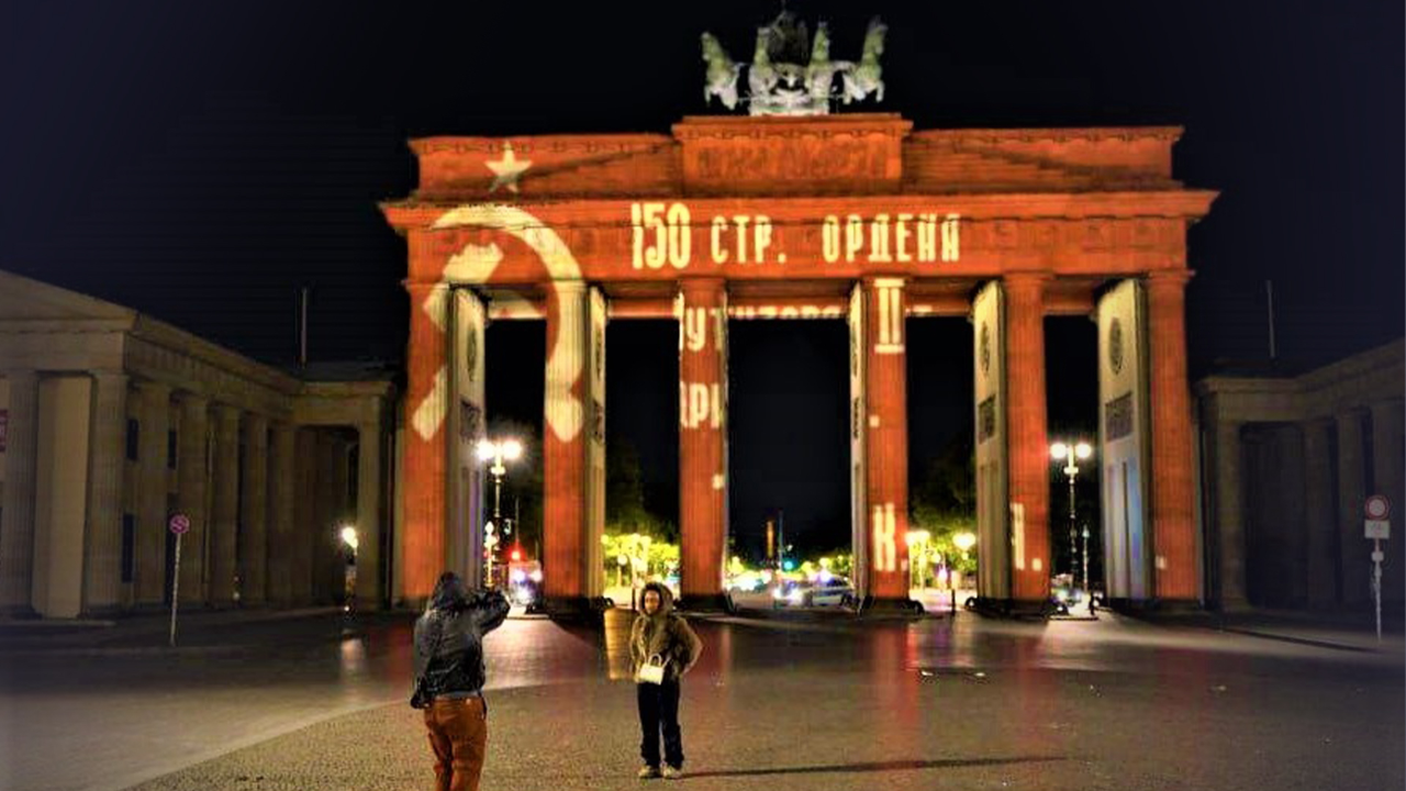 胜利日前夕,德国勃兰登堡门被投上苏联胜利旗帜