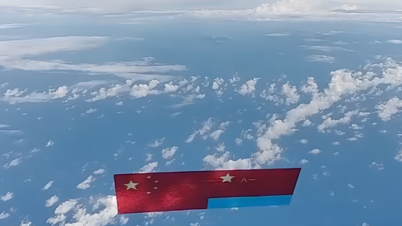 这一幕震撼人心:国旗军旗与宝岛中央山脉同框