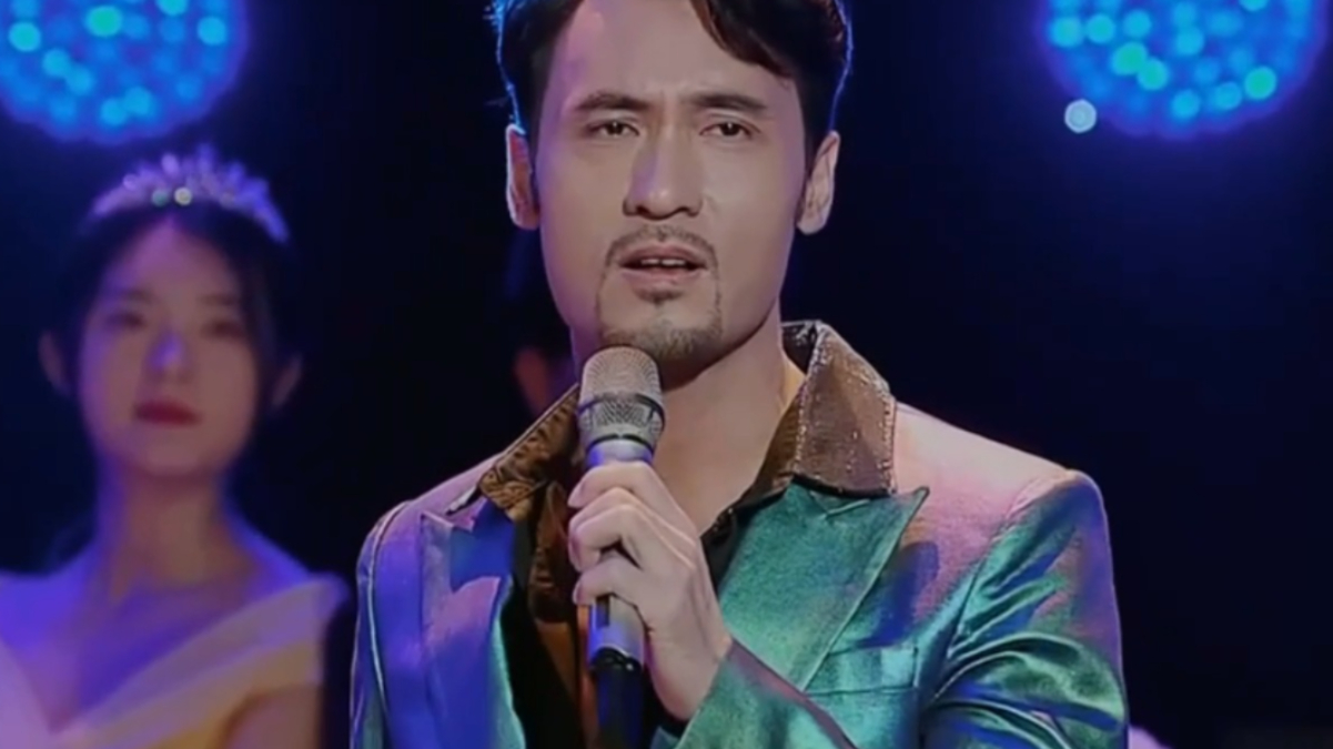 高林生一曲《牵挂你的人是我》,歌声嘹亮动人,令人沉醉其中