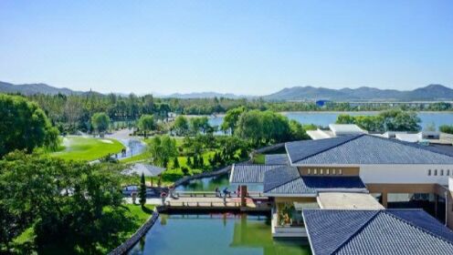 大连铭湖国际温泉滑雪度假区,青山翠拥,碧水环绕,鲜花盛开,鸟语声声的