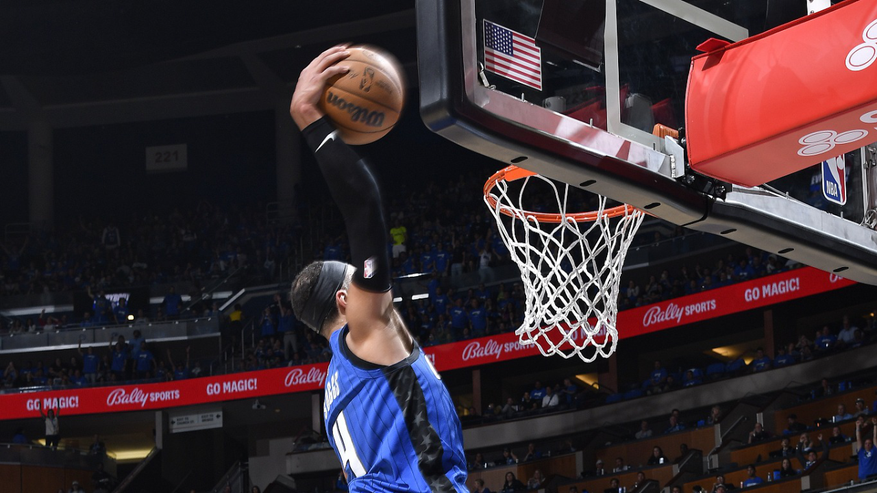 nba十佳球 哈特连线迪文琴佐轰炸篮筐 萨格斯抢断快攻上演大风车扣篮