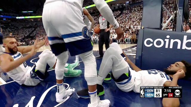 啊这！戈贝尔拉唐斯起身 自己滑倒劈叉了