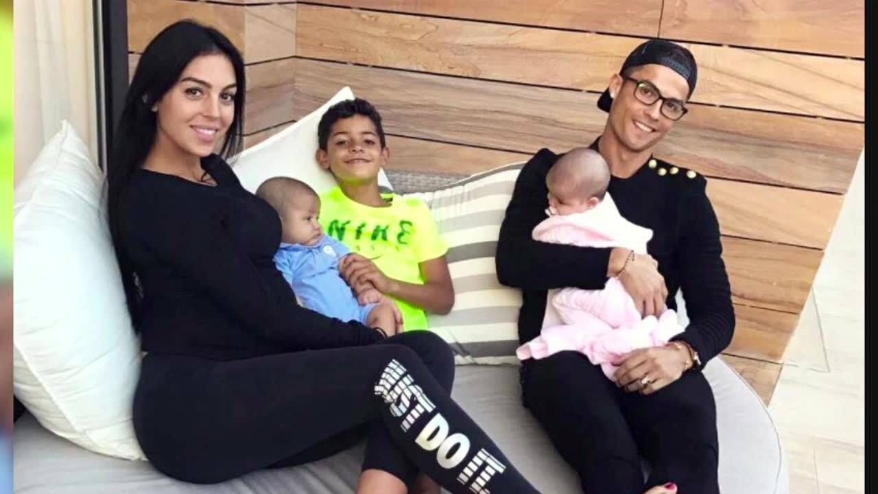 《全景足坛》外媒猜测:乔治娜是迷你罗亲生母亲 五官