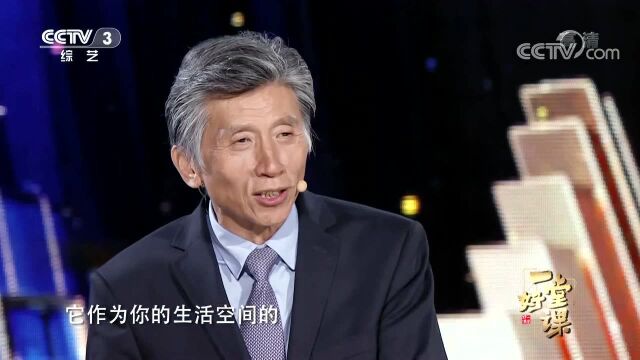 大学生携作品请教范迪安:实用和美学如何达成一致