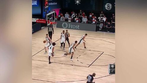 《NBA全场集锦》今天打你一晚上 勒维尔坐拥身体优势硬打怀特跳投命中