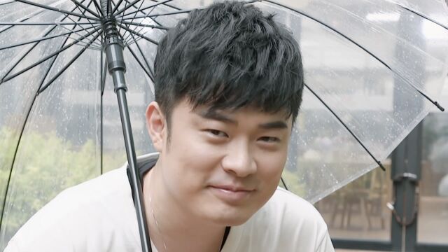 陈赫抱着胖狗:祖儿现形了