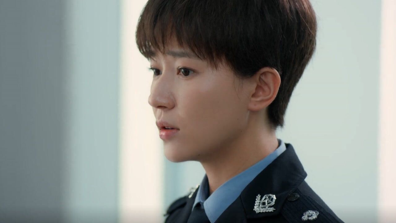 《青春警事》第2集01:古静来找唐一修问手链的事,但唐一修以为是亲嘴
