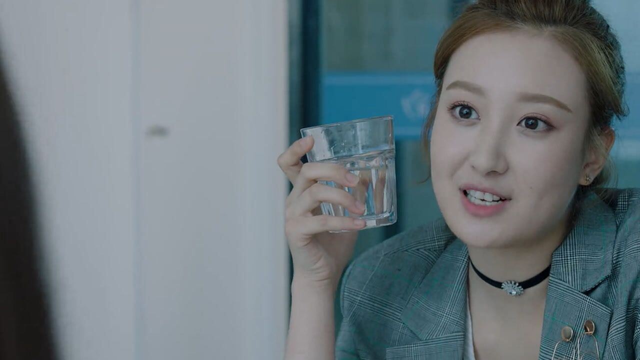 《决胜法庭》第30集03:紫瑶去瞒着铁力去他公司上班,高剑怀疑丁宏的餐