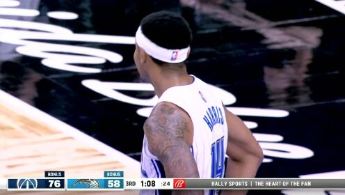 《NBA全场集锦》可以说是禁区杀手 哈雷尔乱军丛中强起上篮打成2+1