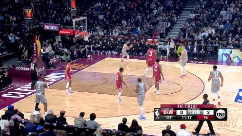 《NBA全明星》字母哥单臂灌筐打开局面 库里张手三分手起刀落