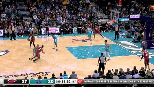 《NBA全场集锦》反击暴扣！哈雷尔腾空而起霹雳炸框