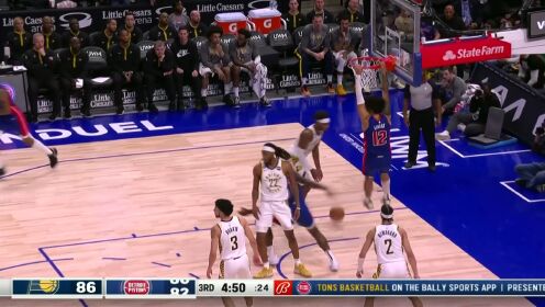 《NBA全场集锦》球到人到！海耶斯空中写意连线利弗斯心领神会暴扣挂筐