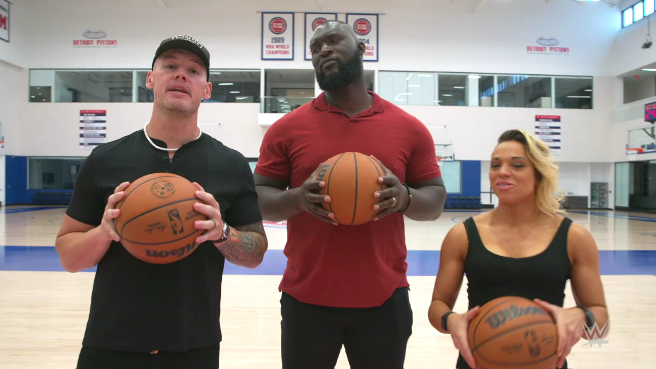 巨人奥莫斯带科尔宾佐伊打篮球!秀出暴扣!